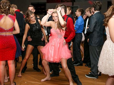 whats a homecoming dance what's the significance of homecoming dances in high school?